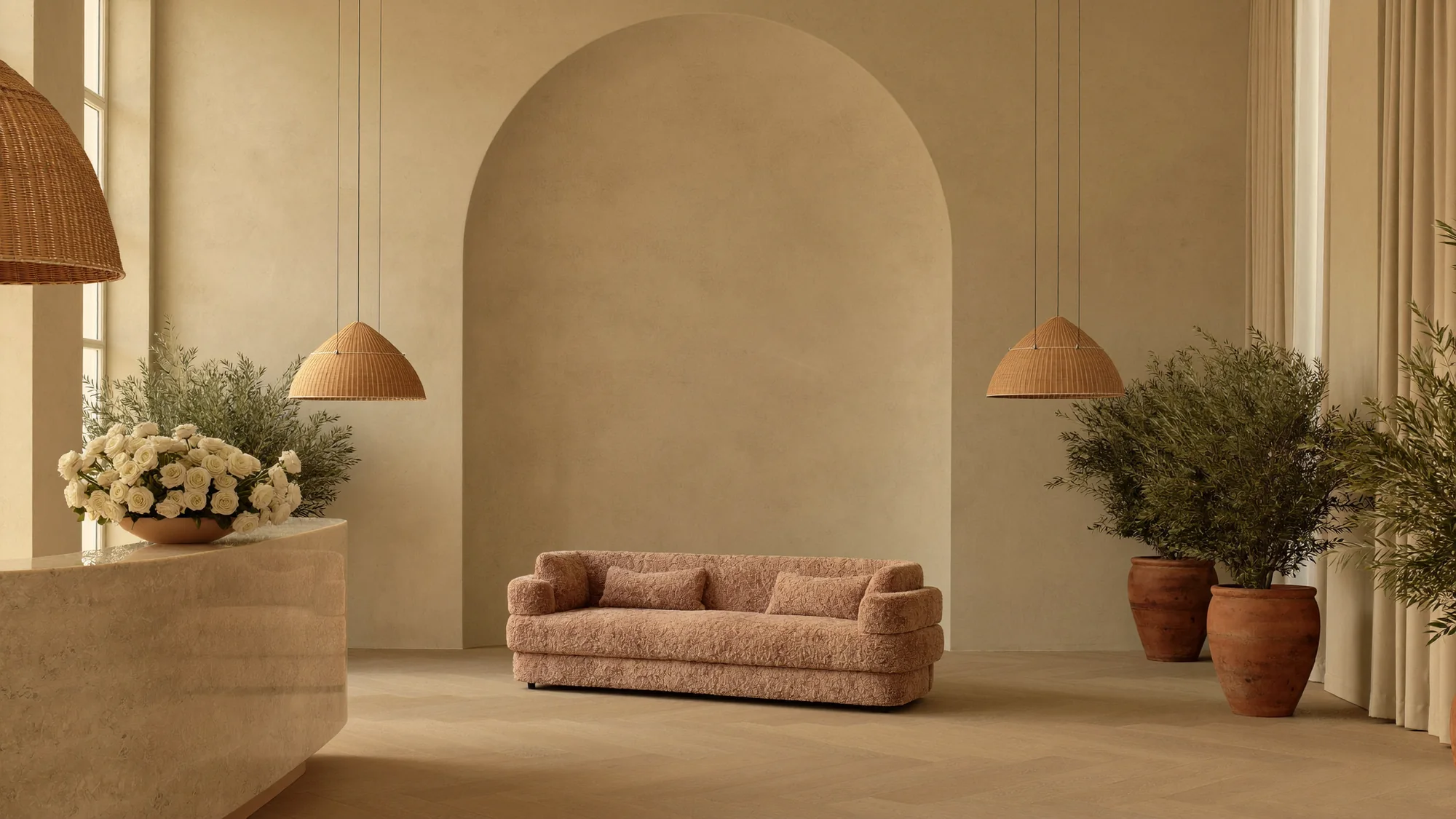Salon d’accueil de Purelys : murs de chaux, arche, canapé rose poudré et oliviers