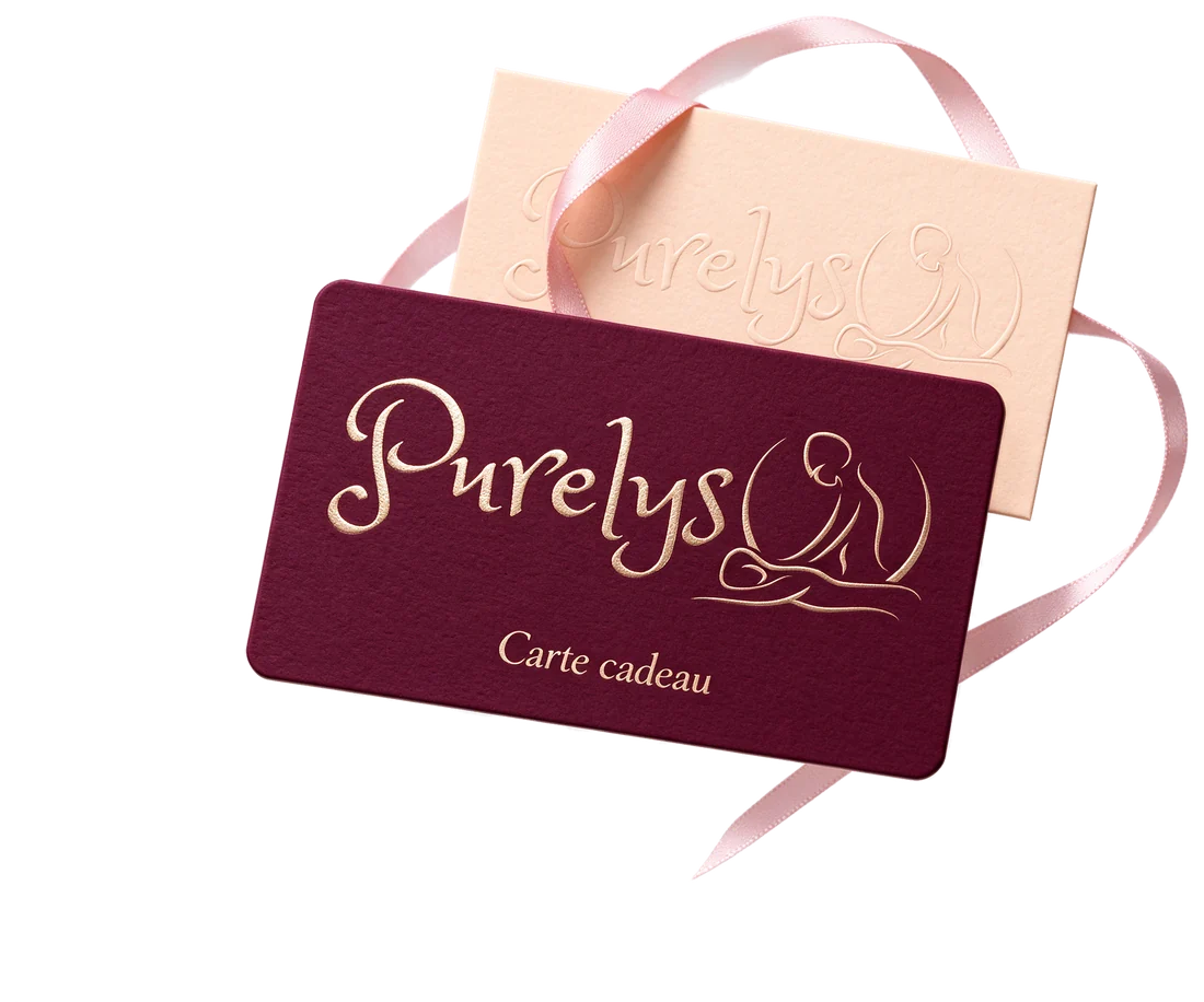 Cartes cadeaux Purelys : carte bordeaux au logo doré à chaud et carte pêche gaufrée, nouée d’un ruban rose poudré