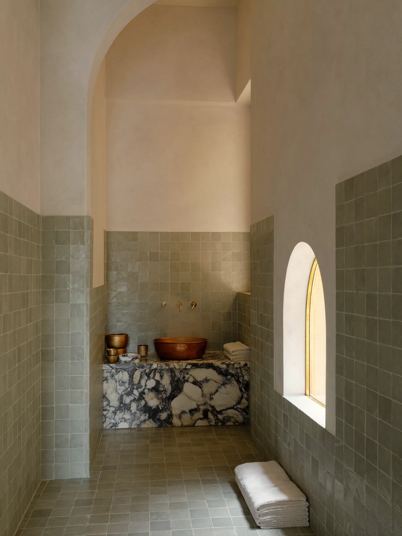 Hammam privatif de Purelys aux zelliges vert sauge, voûte en arche et vapeur douce